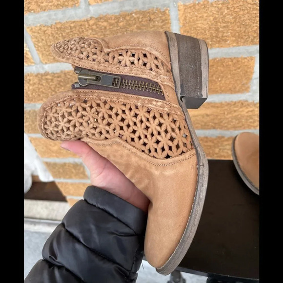 CORRAL CIRCLE G WOMEN'S DISTRESSED ROUND TOE ZIPPER ANKLE BOOT 7.5 - Picture 7 of 9